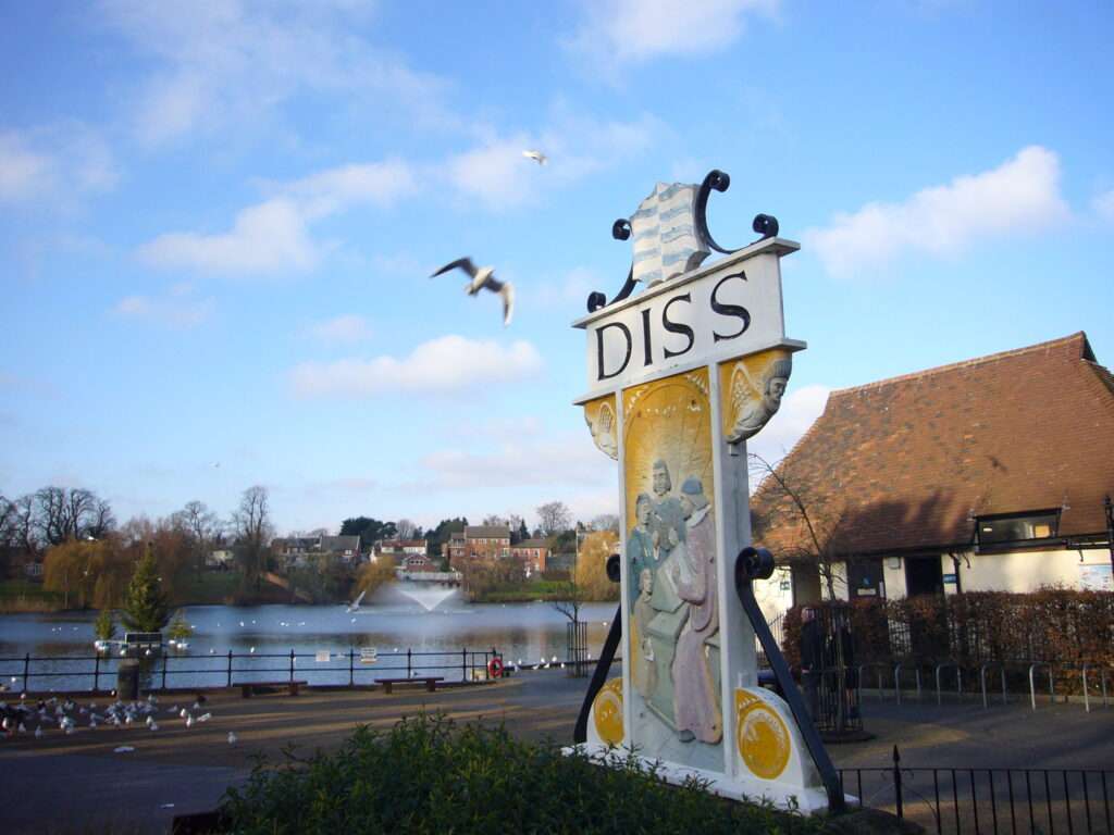 Diss Town sign next to the Mere