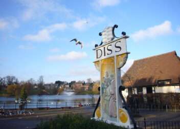Diss Town sign next to the Mere
